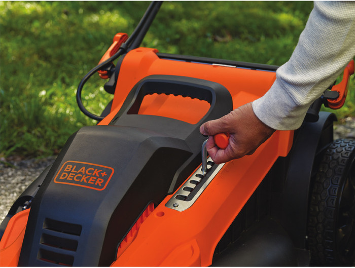 BLACK+DECKER LM2000-QS + BESTA525-QS product in use