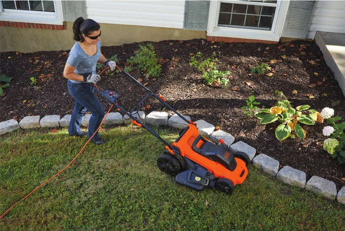 BLACK+DECKER LM2000-QS + BESTA525-QS product in use