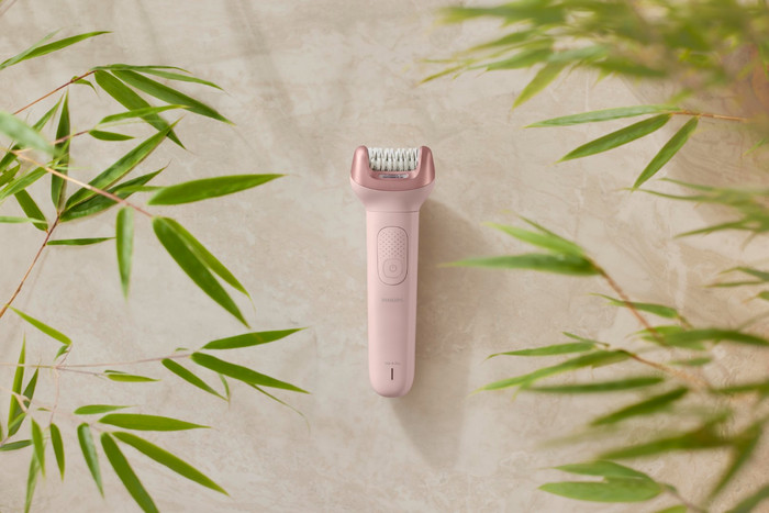 Philips Series 9000 BRE718/00 product in use
