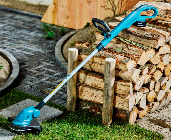 Makita DLM432Z + Makita DUR181Z (without battery) product in use