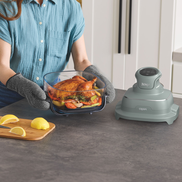 Ninja CRISPi 4-in-1 Glass Airfryer Green product in use