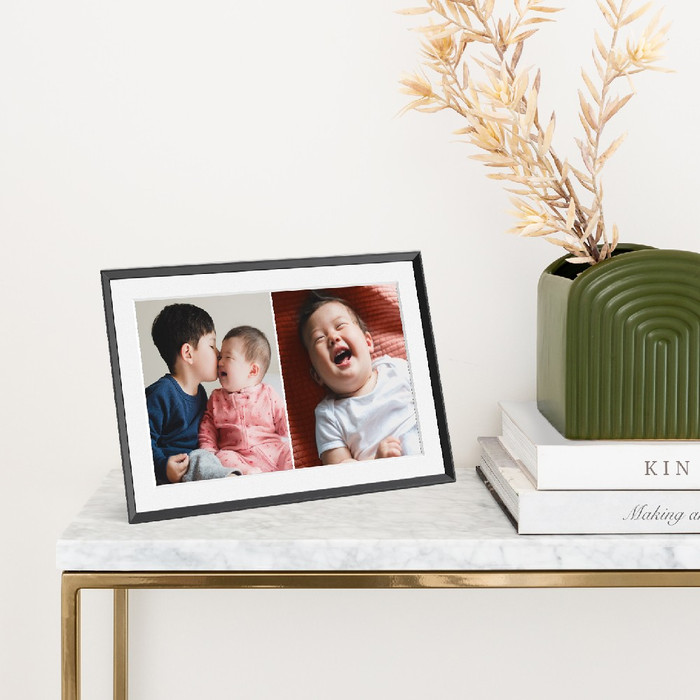 Aura Frames Carver Mattschwarz produkt in gebrauch