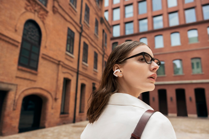 Shokz OpenDots 2 Weiß produkt in gebrauch