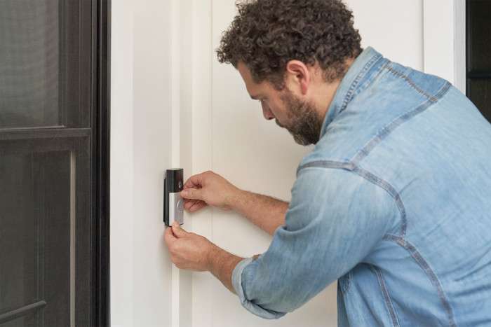 Ring Kabelgebundene Videotürklingel Plus + Chime Plus produkt in gebrauch