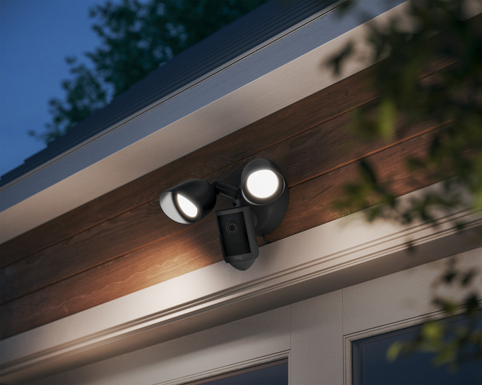 Ring Floodlight Cam 2. Generation Schwarz produkt in gebrauch