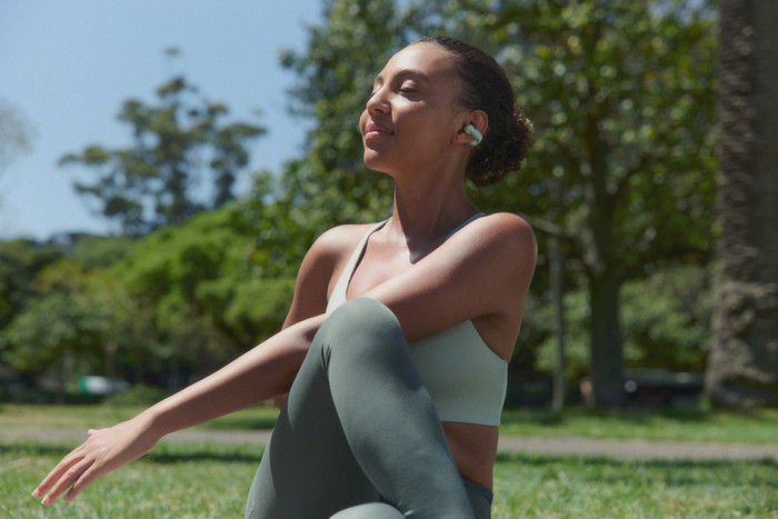 Sony Linkbuds Clip Grün produkt in gebrauch