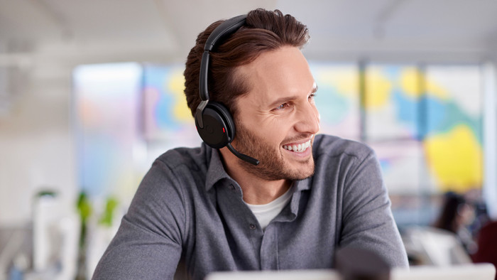 Jabra Evolve2 65 Flex UC Stereo USB-C Kabelloses Office-Headset produkt in gebrauch