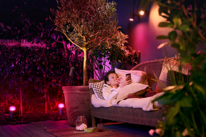 Philips Hue Lily Starterpaket White & Color Spießstrahler 4er-Pack produkt in gebrauch