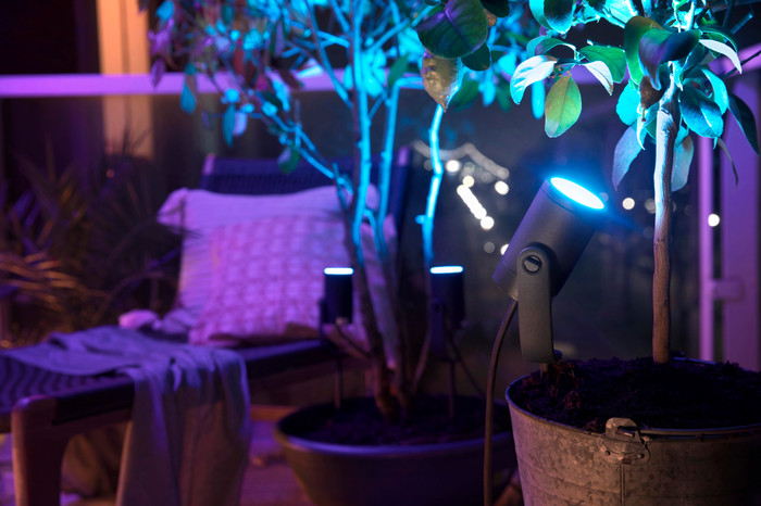 Philips Hue Lily Starterpaket White & Color Spießstrahler 4er-Pack produkt in gebrauch