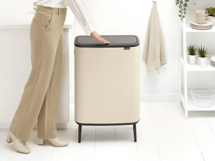 Brabantia Bo Touch Bin Hi Mülleimer 60 Liter Soft Beige produkt in gebrauch