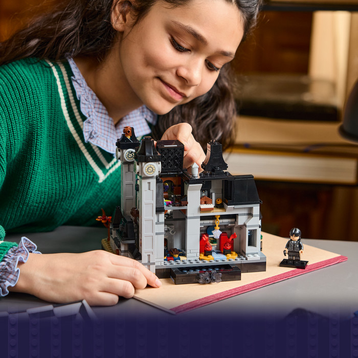 LEGO Wednesday Nevermore Academy 76788 detail