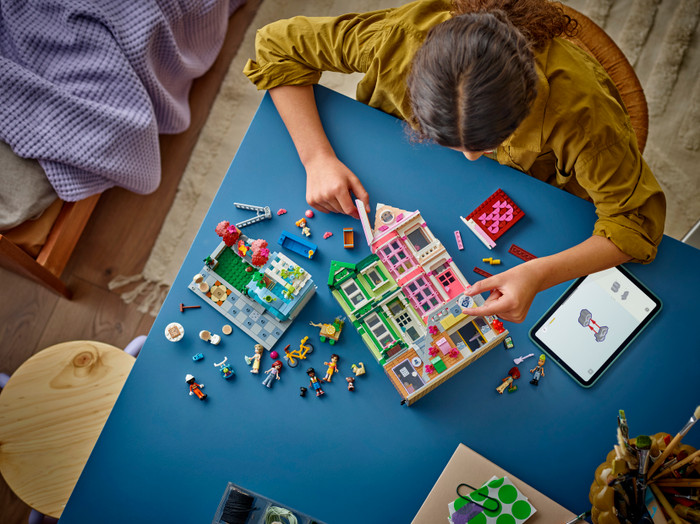 LEGO Friends Heartlake City Wohn- und Einkaufsstraße 42670 produkt in gebrauch