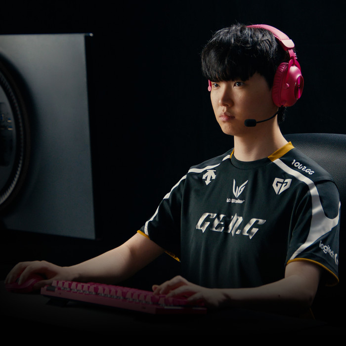 Logitech G PRO X Superlight 2 DEX Lightspeed Kabellose Gaming-Maus Magenta produkt in gebrauch