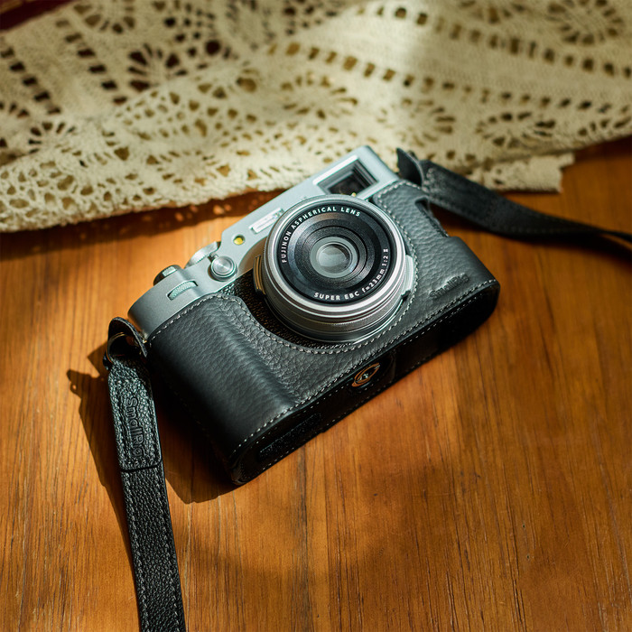 SmallRig 5622 Camera Leather Case Kit for Fujifilm X100VI Black product in use