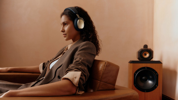 Bowers & Wilkins Px8 S2 Midnight Blue produkt in gebrauch
