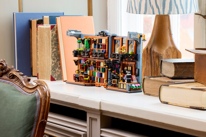 LEGO Icons Bookend: Bookstore 11379 product in use