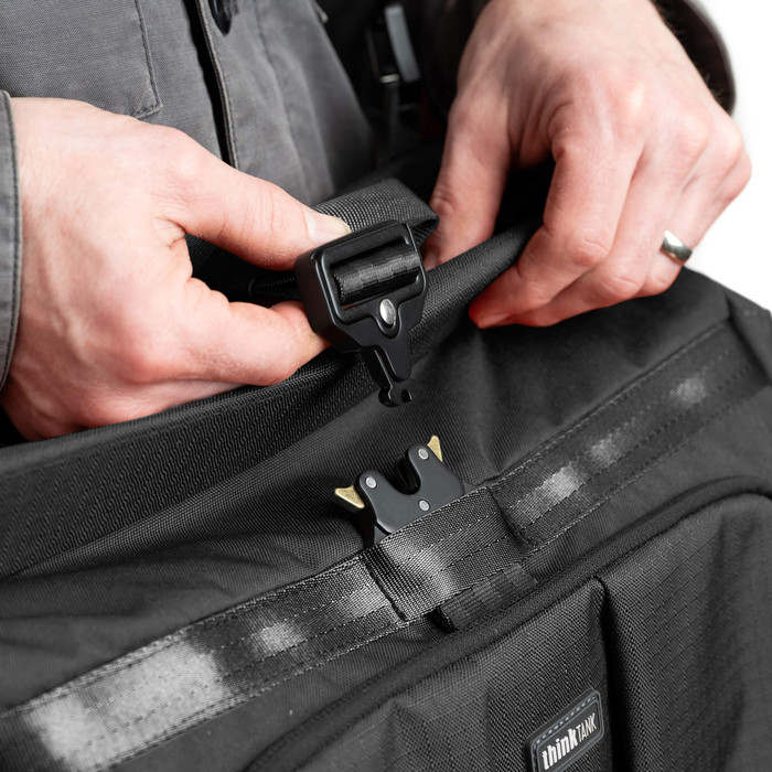 Think Tank FocusPoint Crossbody 13L Schwarz detail