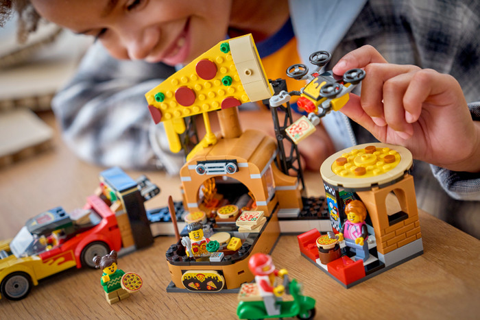 LEGO City Pizza-Liefererlebnis mit Fahrzeugen 60496 produkt in gebrauch