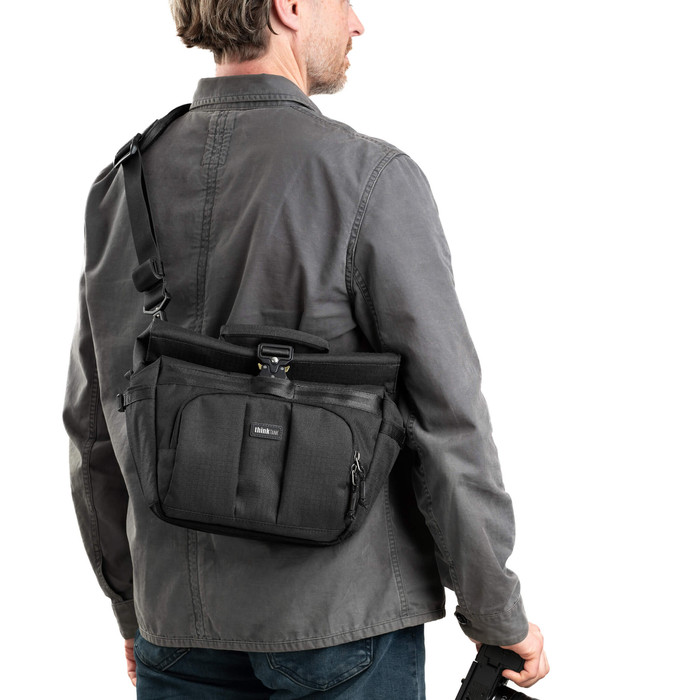 Think Tank FocusPoint Crossbody 8L Schwarz produkt in gebrauch