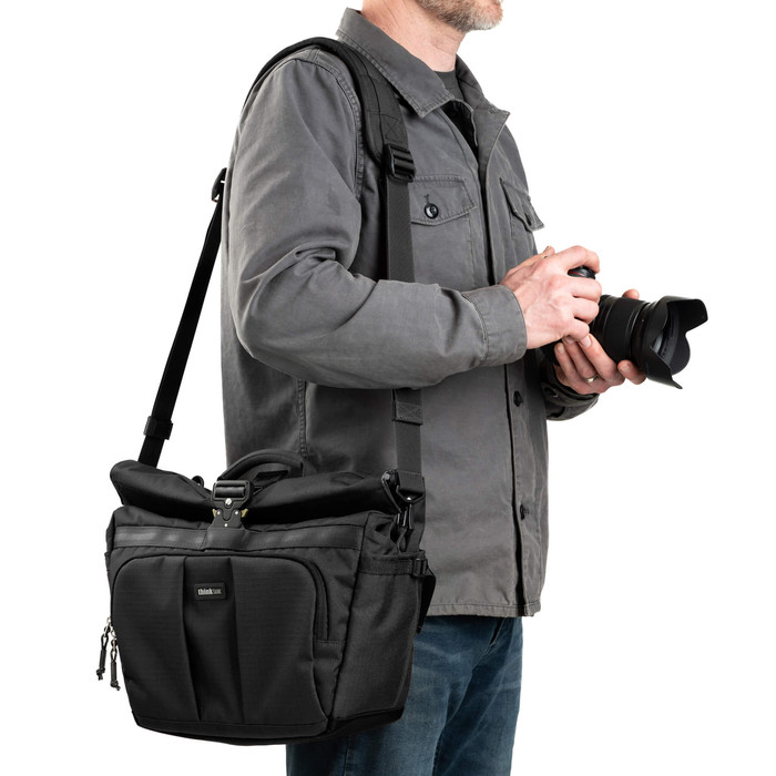 Think Tank FocusPoint Crossbody 13L Schwarz produkt in gebrauch