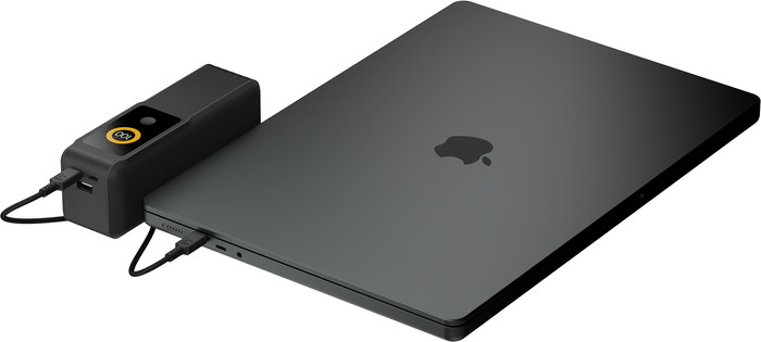 Xtorm NextGen 140 W Powerbank 27.000 mAh Schwarz produkt in gebrauch