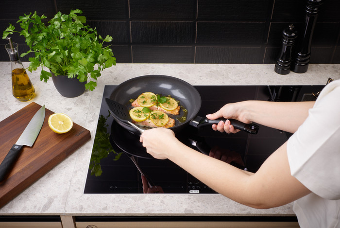 Fissler Ceratal Classic Orbit Schwarz Bratpfanne 28 cm produkt in gebrauch