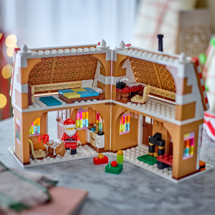 LEGO Winter Gingerbread House 40809 product in use
