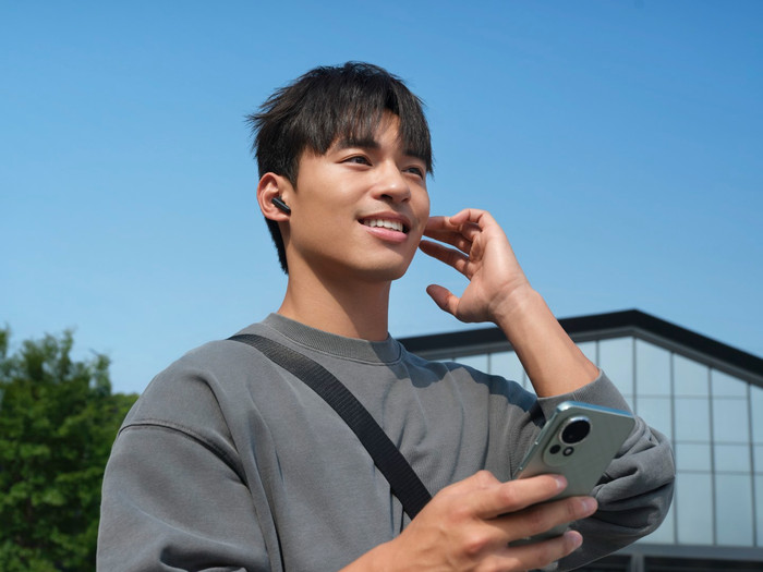 HUAWEI FreeBuds SE 4 ANC Black product in use