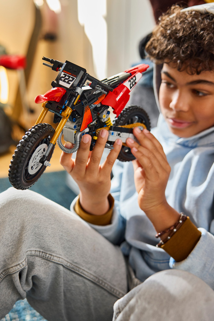 LEGO Technic Ducati Desmo450 MX Factory Motorrad 42238 produkt in gebrauch
