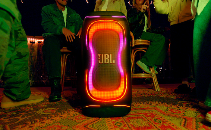 JBL Partybox 330 Weiß produkt in gebrauch