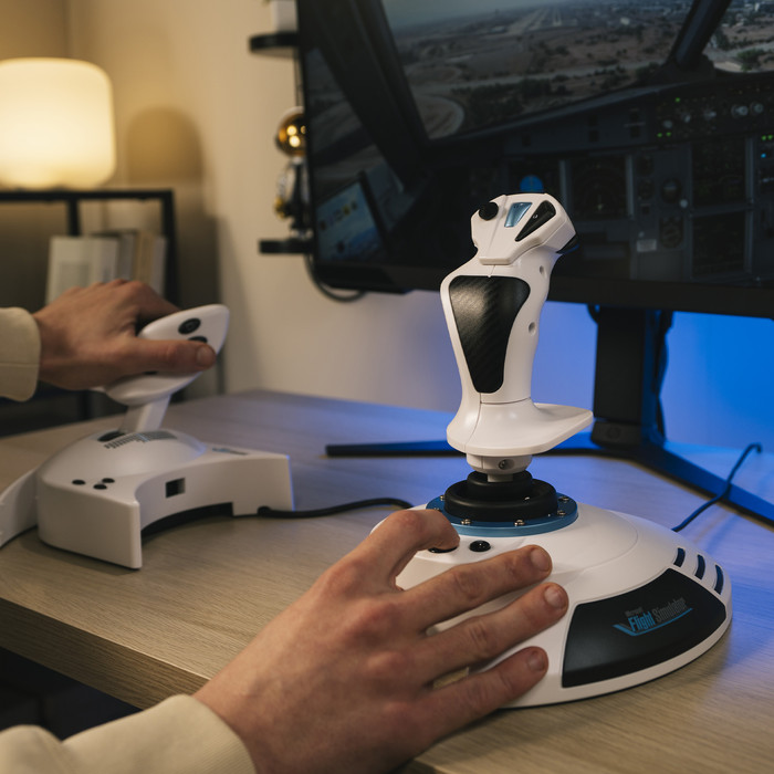 Thrustmaster T.Flight Hotas 5 Microsoft Flight Simulator Edition produkt in gebrauch