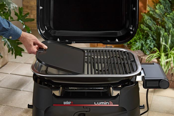 Weber Lumin Grillplatte Medium produkt in gebrauch