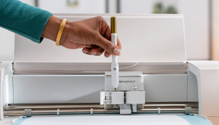 Cricut Dual-Sided Markers Ultimate (Set of 20) + Adapter product in use