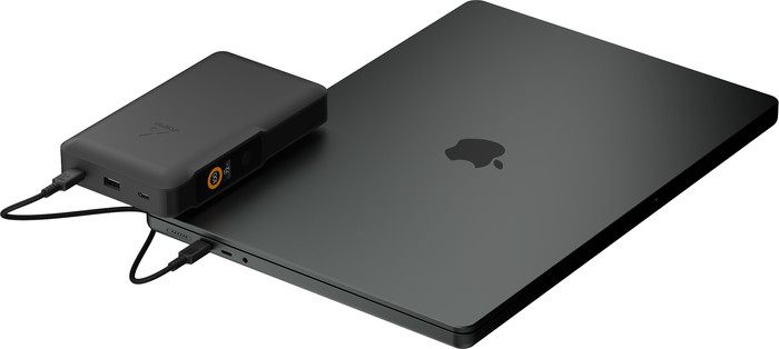 Xtorm NextGen 70 W Powerbank 45.000 mAh Schwarz produkt in gebrauch