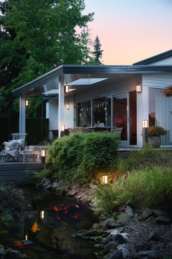 Philips Hue Impress Sockelleuchte White & Color Schwarz niedrig produkt in gebrauch