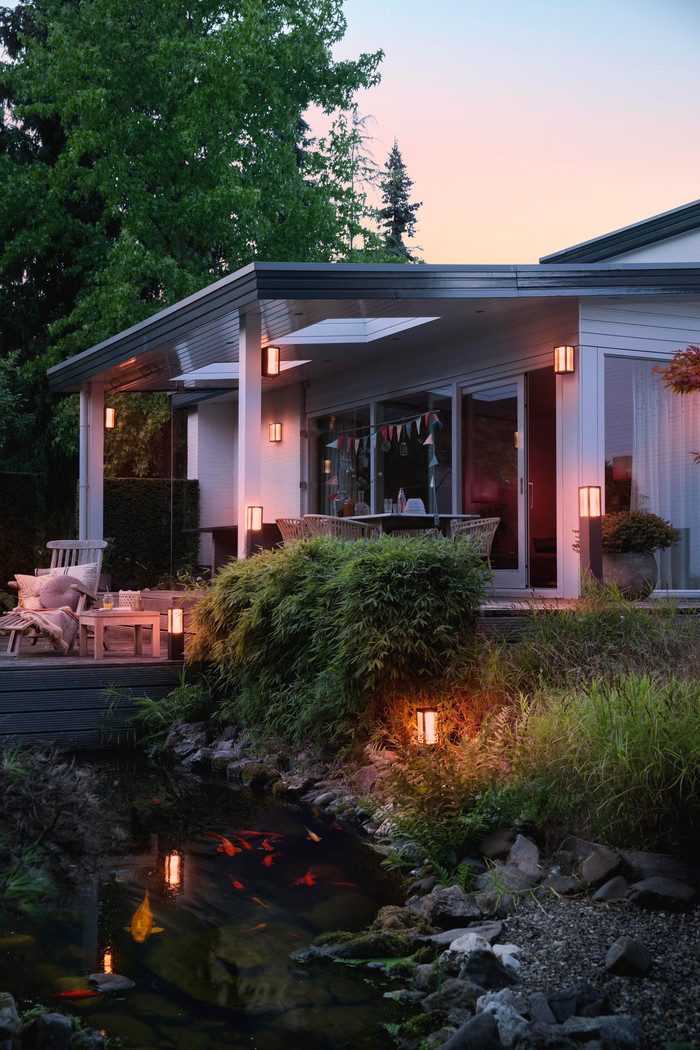 Philips Hue Impress Sockelleuchte White & Color Schwarz niedrig produkt in gebrauch