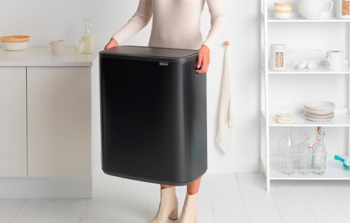 Brabantia Bo Touch Bin 60 Liter Matt Black produkt in gebrauch