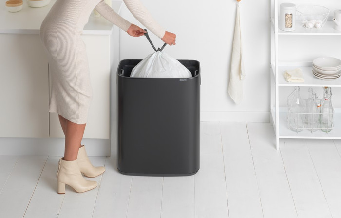 Brabantia Bo Touch Bin 60 Liter Matt Black produkt in gebrauch