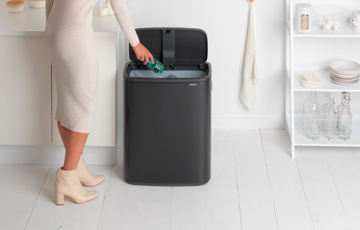 Brabantia Bo Touch Bin 60 Liter Matt Black produkt in gebrauch