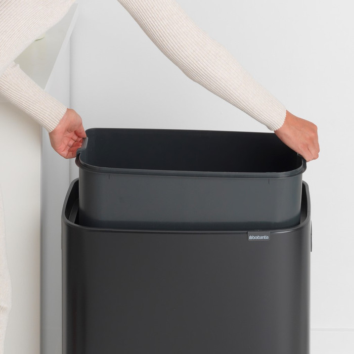 Brabantia Bo Touch Bin 60 Liter Matt Black produkt in gebrauch