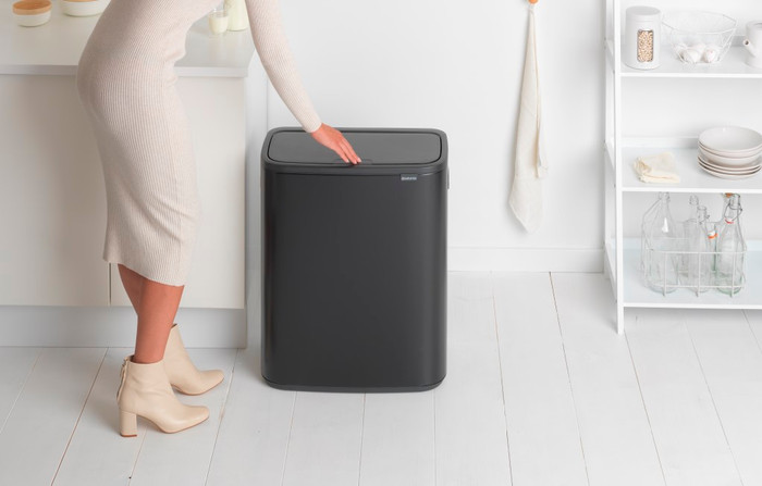 Brabantia Bo Touch Bin 60 Liter Matt Black produkt in gebrauch