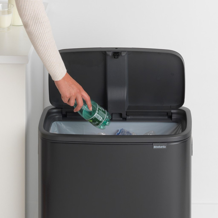 Brabantia Bo Touch Bin 60 Liter Matt Black produkt in gebrauch