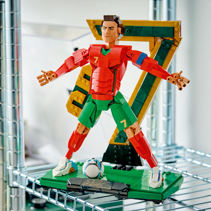 LEGO Editions Cristiano Ronaldo - Football Legend 43016 product in use
