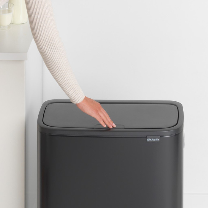 Brabantia Bo Touch Bin 60 Liter Matt Black produkt in gebrauch
