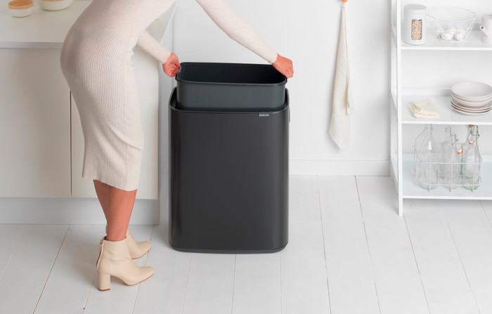 Brabantia Bo Touch Bin 60 Liter Matt Black produkt in gebrauch
