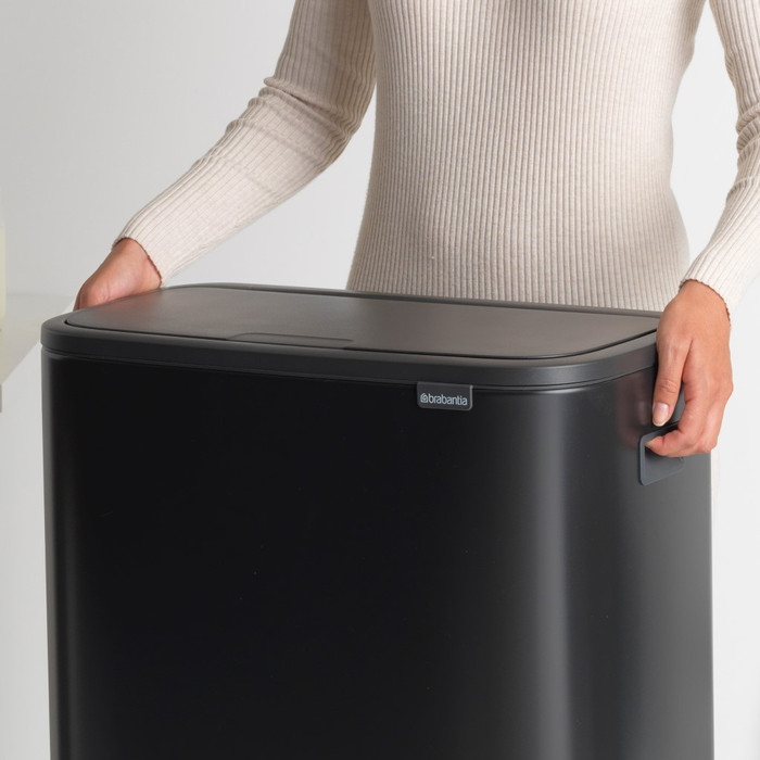 Brabantia Bo Touch Bin 60 Liter Matt Black produkt in gebrauch