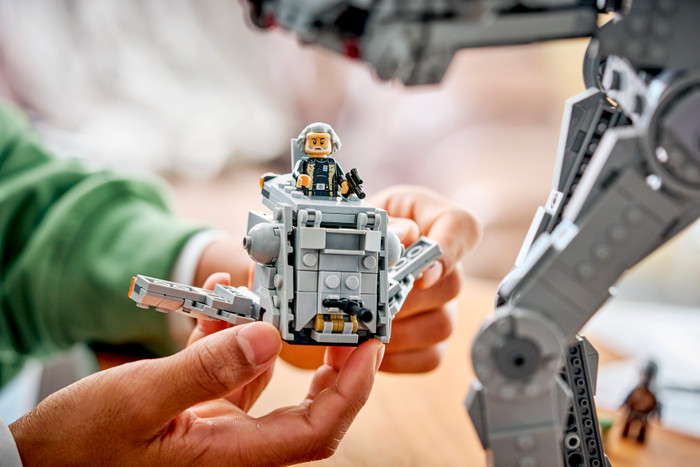 LEGO Star Wars AT-AT des Restimperiums mit INT-4 75454 produkt in gebrauch