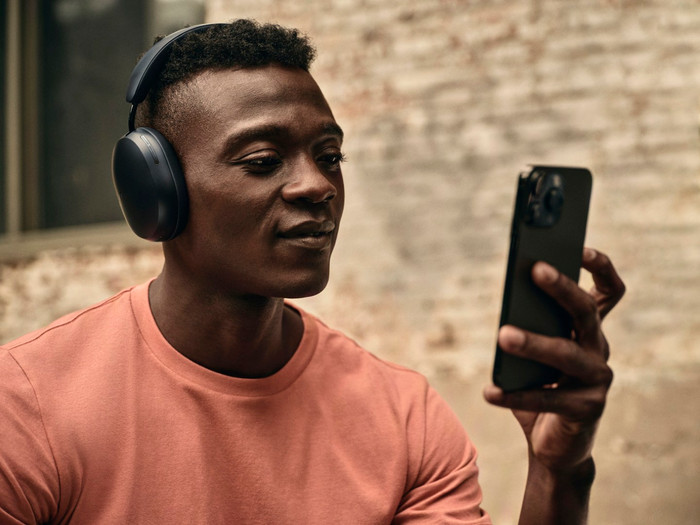 Sonos Ace Schwarz + BlueBuilt Power-Delivery-Ladegerät mit USB-C produkt in gebrauch