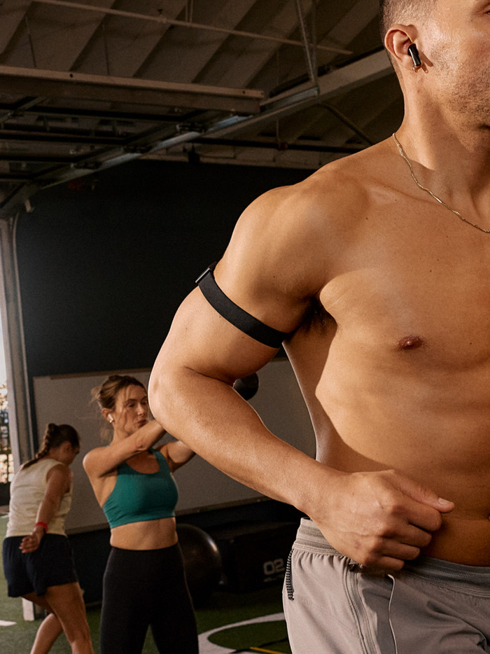 WHOOP MG/5.0 Bizeps Band L/XL Schwarz produkt in gebrauch