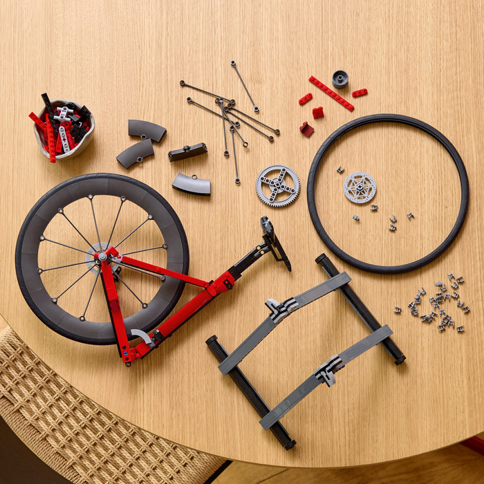 LEGO Icons Rennrad 11380 produkt in gebrauch